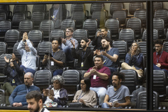 Movimentação de plenário. Servidores da Câmara aplaudem aprovação de projeto.