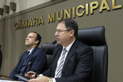 Movimentação de plenário. Presidente Hamilton Sossmeier e vereador 1º vice-presidente Moisés Maluco do Bem