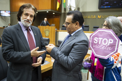 Movimentação de Plenário, Vereador Alvoni Medina entrega Laço Lilás símbolo da campanha contra a violência ao idoso
