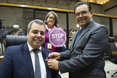 Movimentação de Plenário, Vereador Alvoni Medina entrega Laço Lilás símbolo da campanha contra a violência ao idoso