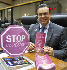 Movimentação de Plenário, Vereador Alvoni Medina entrega Laço Lilás símbolo da campanha contra a violência ao idoso