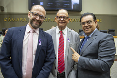 Movimentação de Plenário, Vereador Alvoni Medina entrega Laço Lilás símbolo da campanha contra a violência ao idoso