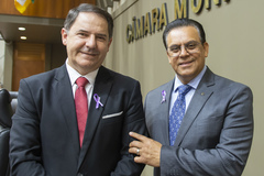 Movimentação de Plenário, Vereador Alvoni Medina entrega Laço Lilás símbolo da campanha contra a violência ao idoso