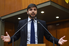 Vereador Camozzato na tribuna do Plenário Otávio Rocha