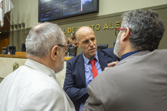 Movimentação de Plenário. Na imagem veradores Pedro Ruas, Marcelo Sgarbossa e Roberto Robaina.