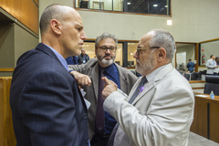 Movimentação de Plenário. Na imagem veradores Pedro Ruas, Marcelo Sgarbossa e Roberto Robaina.