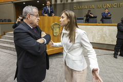 Movimentação de Plenário. Na imagem vereador Idenir Cecchim e vereadora Mari Pimentel.
