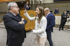 Movimentação de Plenário. Na imagem vereador Idenir Cecchim e vereadora Mari Pimentel.