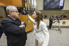 Movimentação de Plenário. Na imagem vereador Idenir Cecchim e vereadora Mari Pimentel.