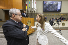 Movimentação de Plenário. Na imagem vereador Idenir Cecchim e vereadora Mari Pimentel.