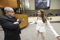 Movimentação de Plenário. Na imagem vereador Idenir Cecchim e vereadora Mari Pimentel.