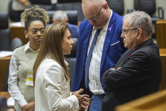 Movimentação de Plenário. Na imagem vereador Idenir Cecchim e vereadora Mari Pimentel.