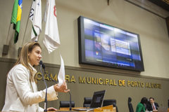 Movimentação de Plenário. Na tribuna a vereadora Mari Pimentel