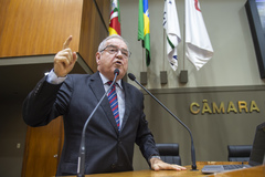 Movimentação de Plenário. Na tribuna o vereador Idenir Cecchim.