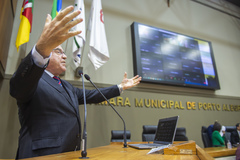 Movimentação de Plenário. Na tribuna o vereador Idenir Cecchim.
