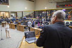 Movimentação de Plenário. Na tribuna o vereador Idenir Cecchim.