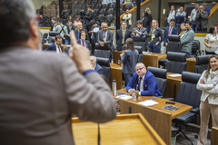 Movimentação de Plenário. Na tribuna o vereador Roberto Robaina.