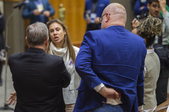 Movimentação de Plenário. Na imagem a vereadora Mari Pimentel e o vereador Idenir Cecchim.