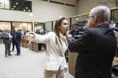 Movimentação de Plenário. Na imagem vereadora Mari Pimentel e vereador Idenir Cecchim