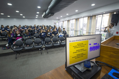 Considera-se atividades extracurriculares as que abordam temas fora da grade curricular obrigatória, tais como apresentações, filmes, visitas a exposições.