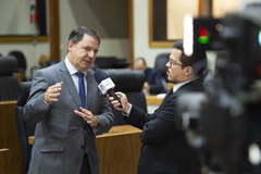 Movimentação de Plenário. Presidente Hamilton Sossmeier concede entrevista à TV Câmara