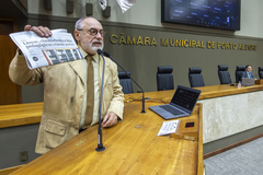 Movimentação de Plenário. na tribuna vereador Pedro Ruas