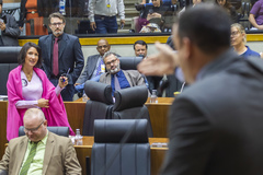 Movimentação de Plenário. Na tribuna vereador Moisés Maluco do Bem.