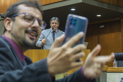 Movimentação de Plenário. Na tribuna vereador Cassiá Carpes.