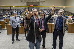 Movimentação de Plenário. Na imagem vereadores Cassiá Carpes, Jonas Reis, Roberto Robaina, Aldacir Oliboni e vereadora Mônica Leal.