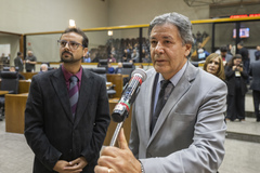 Movimentação de Plenário. Na imagem vereadores Cassiá Carpes e Jonas Reis