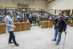 Movimentação de Plenário. Na imagem vereadores Cassiá Carpes e Jonas Reis