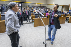 Movimentação de Plenário. Na imagem vereadores Cassiá Carpes e Jonas Reis