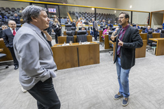 Movimentação de Plenário. Na imagem vereadores Cassiá Carpes e Jonas Reis