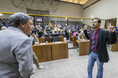 Movimentação de Plenário. Na imagem vereadores Cassiá Carpes e Jonas Reis