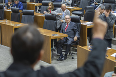 Movimentação de Plenário. Na tribuna vereador Jonas Reis.