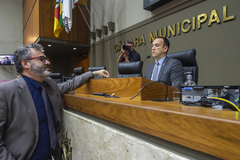 Movimentação de Plenário. Na imagem vereadores Roberto Robaina e Moisés Maluco do Bem.