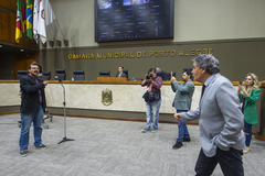 Movimentação de Plenário. Na imagem vereadores Cassiá Carpes e Jonas Reis.