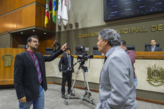 Vereadores Jonas Reis (PT) e Cassiá Carpes (PP) durante a sessão plenária de hoje