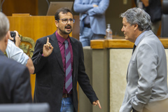 Movimentação de Plenário. Na imagem vereadores Jonas Reis e Cassiá Carpes.