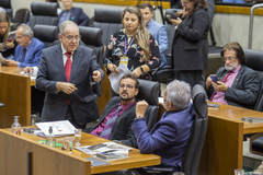 Movimentação de Plenário. Na imagem vereadores Idenir Cecchim, Jonas Reis e Engenheiro Comassetto.