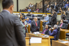 Movimentação de Plenário. Na imagem vereadores Idenir Cecchim, Jonas Reis e Engenheiro Comassetto.