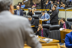 Movimentação de Plenário. Na tribuna vereador Cassiá Carpes.