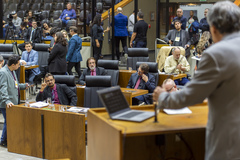 Movimentação de Plenário. Na tribuna vereador Cassiá Carpes.