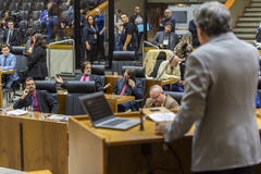 Movimentação de Plenário. Na tribuna vereador Cassiá Carpes.