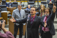 Movimentação de Plenário. Na imagem vereadores Jonas Reis, Cassiá Carpes, Aldacir Oliboni e vereadora Mônica Leal.