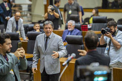 Movimentação de Plenário. Na imagem vereadores Jonas Reis e Cassiá Carpes.