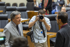 Movimentação de Plenário. Na imagem vereadores Jonas Reis e Cassiá Carpes.