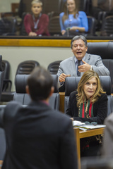 Movimentação de Plenário. Na imagem vereadores Jonas Reis, Cassiá Carpes e vereadora Mônica Leal.
