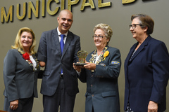 A pedagoga e psicóloga exibe o troféu entregue pelo vereador Marcantônio