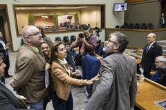 Movimentação de Plenário. Vereadores Tiago Anbrecht e Roberto Robaina e vereadora Mari Pimentel